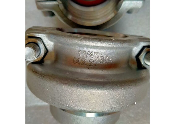 Ανθεκτικά πλαστικά καπάκια άκρων σωλήνων με στεγανοποιητικούς δακτυλίους σιλικόνης ενσωματωμένα σε μεταλλικούς δακτυλίους για αποτελεσματική σφράγιση και προστασία των άκρων σωλήνων